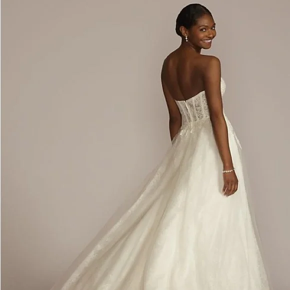 HOST PICK ✨ Floral Appliqué Corset Bodice Wedding Gown 🤍 - Picture 5 of 17